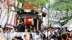 Pengunjung menyakiskan Festival Jakarta Little Tokyo atau yang lebih dikenal dengan Ennichisai di Kawasan Blok M, Jakarta, (13/5). Ennichisai sendiri merupakan acara yang akan menampilkan gabungan kebudayaan Jepang dan Betawi. (Liputan6.com/Angga Yuniar)