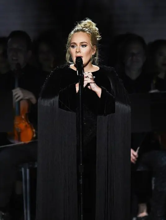 Si pembuka acara Grammy Awards 2017 yang satu ini ternyata berhasil menunjukan prestasinya. Membawa lima piala kemenangan, Adele saat itu hadir di atas panggung menggunakan dress hitam dengan rumbai yang menjuntai ke bawah. (AFP/Bintang.com)