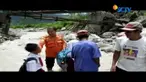Ada pula siswa yang terpaksa harus digendong oleh orang tuanya saat menyeberangi sungai tersebut.