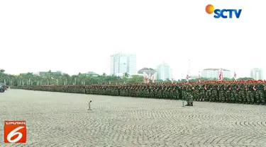 Panglima TNI Marsekal Hadi Tjahjanto dan Kapolri Jenderal Polisi Tito Karnavian mempimpin apel kesiapan TNI membantu tugas polri lapangan Silang Monas, Jakarta Pusat.