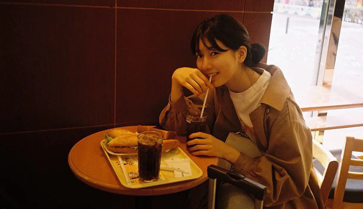 "Sebenarnya aku tipe orang yang tidak suka foto-foto, tapi sepertinya bagus untuk foto-foto agar bisa menjadi kenangan," katanya. (Foto: instagram.com/skuukzky)