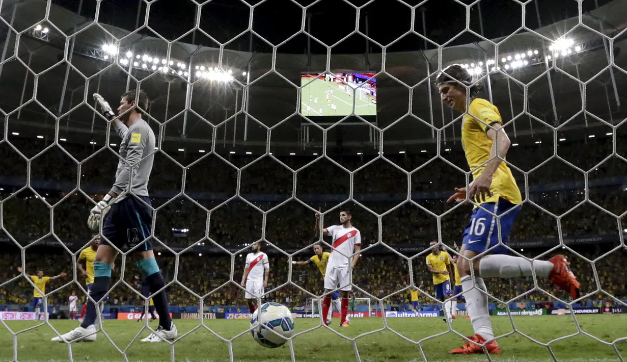 Pemain Brasil, Filipe Luis, merayakan gol yang dicetaknya ke gawang Peru dalam Kualifikasi Piala Dunia 2018 di Salvador, Brasil, (17/11/2015). (Reuters/Ueslei Marcelino)