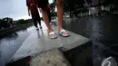 Sejumlah bocah bermain di pinggir Kali Anak Ciliwung yang sedang meluap, Jakarta Pusat, Jumat (5/12/2014). (Liputan6.com/Johan Tallo)
