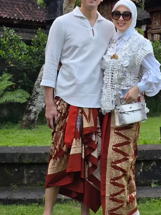 Syahrini dan Reino Barack saat liburan di Bali tampil kompak dengan pakaian serba putih. [@princessyahrini]