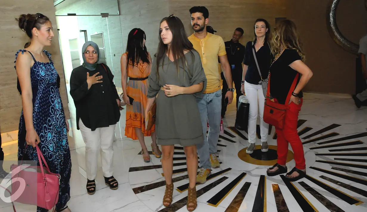 Bintang Serial Elif dan kru saat mulai memasuki kantor Liputan6.com, Jakarta, Senin (24/8/2015). Bintang Serial Elif akan menjadi pengisi acara di malam puncak HUT ke-25 SCTV. (Liputan6.com/Faisal R Syam)