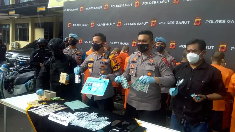 Kapolres Garut AKBP Wirdhanto Hadicaksono bersama Wakapolres mengamankan sejumlah tersangka berikut barang bukti perkara kasus narkotika di Garut dalam dua pekan terakhir.