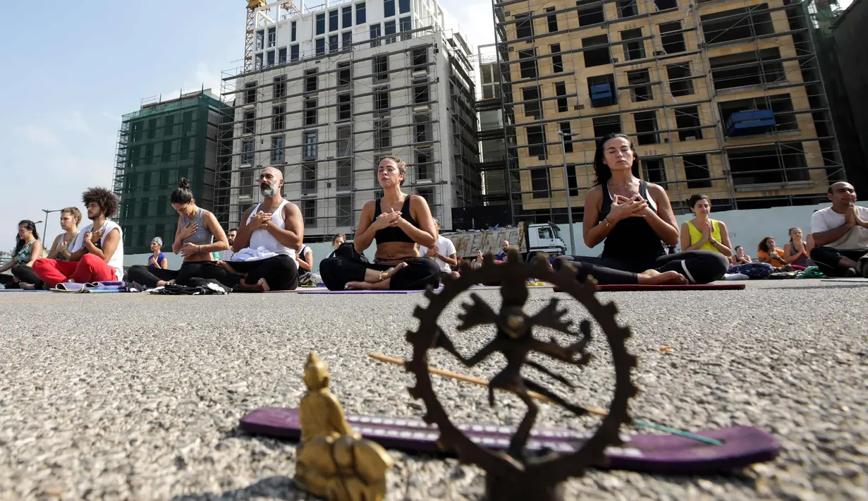 Warga Lebanon berlatih yoga selama acara khusus "108 Sun Salutations" di ibukota Martir Beirut (22/10). (AFP Photo/Anwar Amro)