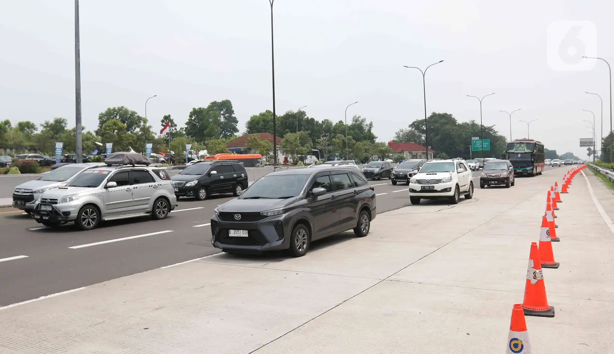 Kondisi arus lalu lintas kendaraan pemudik saat memasuki gerbang tol Cikampek Utama, Karawang, Jawa Barat, Kamis (20/4/2023). (Liputan6.com/Herman Zakharia)