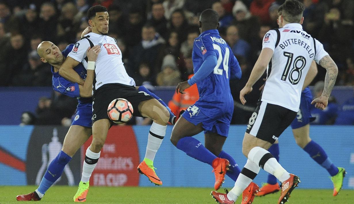Pemain Leicester, Yohan Benalouane (kiri) menghadang pemain Derby, Nick Blackman pada putaran keempat Piala FA di King Power Stadium, Leicester (8/2/2017). Leicester menang 3-1.  (AP/Rui Vieira)
