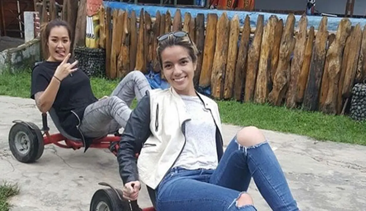 "Ada susternya, dia di rumah. Jadi Sheila sudah kasih tahu ke susternya kalau Sheila kecelakaan. Tapi jangan kasih tahu dulu ke anak" ungkap Erie, manajer Sheila Marcia, di Rumah Sakit Medistra, Jakarta Selatan, Sabtu (6/5/2017).(Instagram/itsheilamj)