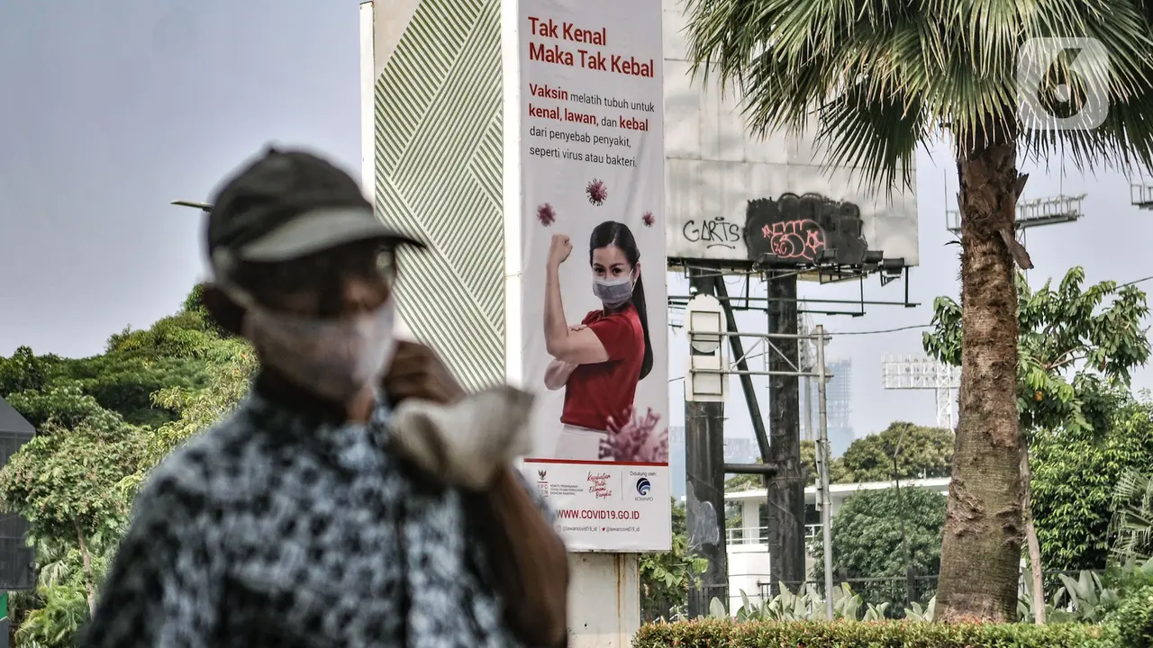 Sosialisasi Vaksin Covid-19 di Tiang Monorel