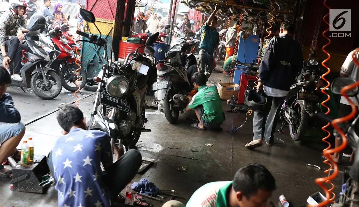 Suasana di salah satu bengkel sepeda motor di Jakarta, Jumat (16/6). Pemilik bengkel mengaku order yang ia terima naik hingga 100 persen menjelang lebaran. (Liputan6.com/Immanuel Antonius)