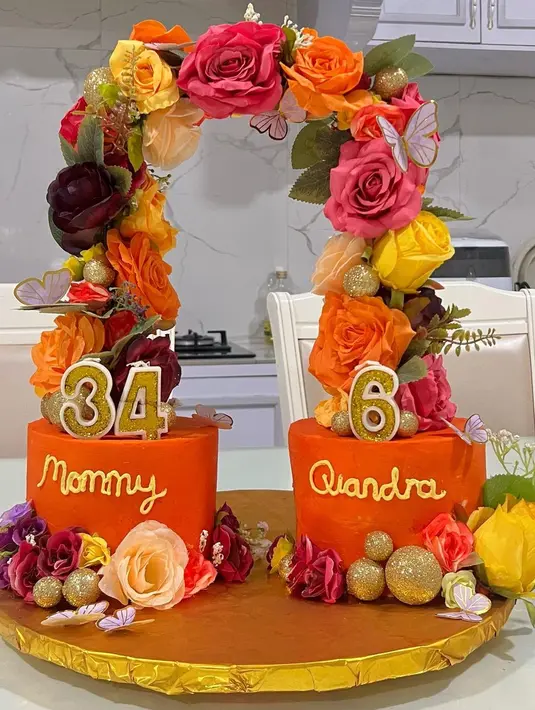 Hiasan bunga yang cantik warna orange dan kuning dengan angka 34 di bawahnya tertulis nama Mommy dan disebelahnya 6 dan bertuliskan Qiandra. [Instagram/avatarryana_dea]