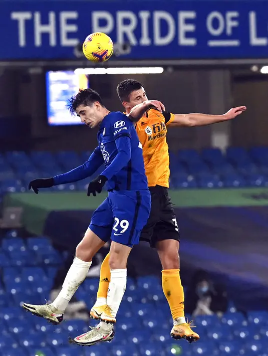 Pemain Wolverhampton Wanderers Kai Havertz (kiri) berebut bola dengan pemain Chelsea pada pertandingan Liga Inggris di Stamford Bridge Stadium, London, Inggris, Rabu (27/1/2021). Pertandingan berakhir dengan skor 0-0. (Neil Hall/Pool via AP)