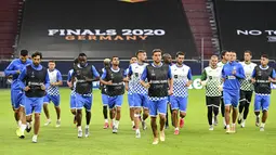 Para pemain Getafe melakukan pemanasan saat sesi latihan di Veltins-Arena di Gelsenkirchen, Jerman, Selasa, (4/8/2020). Getafe akan bertanding melawan Inter Milan pada babak 16 besar Liga Europa di Veltins Arena. (Ina Fassbender/Pool via AP)