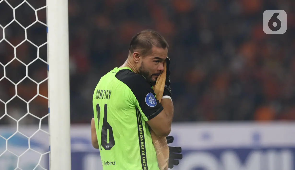 Kiper Persija, Andritany Ardhiyasa saat bertanding melawan PSM pada laga perdana BRI Liga 1 Indonesia 2023/2024 di Stadion Utama Gelora Bung Karno, Jakarta, Senin (3/7/2023). (Liputan6.com/Helmi Fithriansyah)