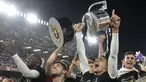 Para pemain Valencia merayakan gelar juara Copa del Rey usai mengalahkan Barcelona di Stadion Benito Villamarin, Sevilla, Sabtu (25/5). Barcelona kalah 1-2 dari Valencia. (AFP/Jose Jordan)