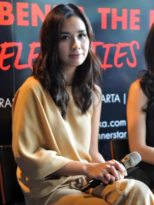 Untuk mengasah bakatnya tersebut, Marsha Timothy hanya melihat perkembangan fashion yang berkembang saat ini. Foto diambil di kawasan Epicentrum, Jakarta Selatan, Selasa (7/4/2015). (Liputan6.com/Panji Diksana)
