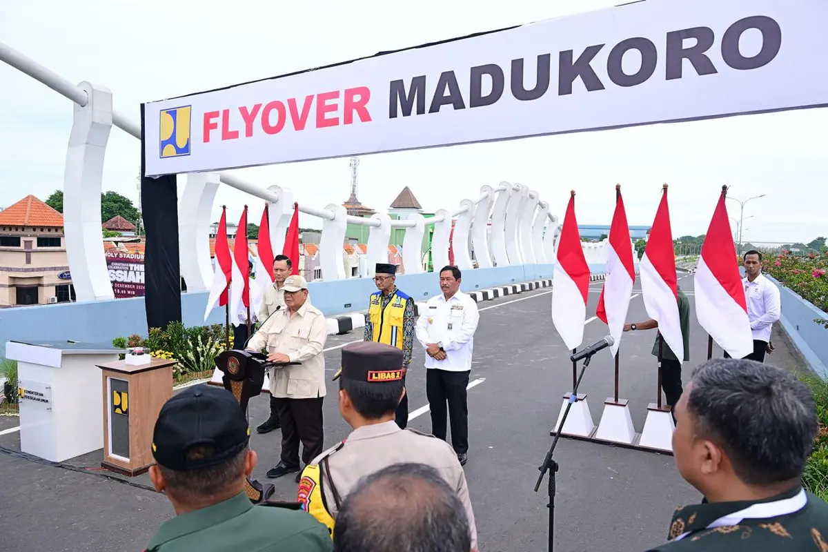 Presiden Prabowo Subianto meresmikan Flyover Madukoro di Jalan Arteri Yos Sudarso, Kota Semarang, Jawa Tengah, Rabu (11/12/2024). (Dok Kementerian PU)