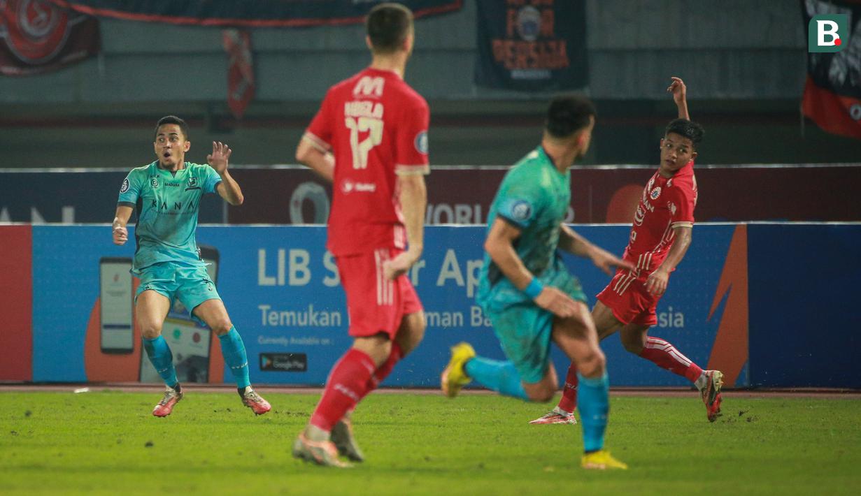 Berawal dari kesalahan kiper Persija, Andritany yang maju jauh ke depan. Tendangannya yang meleset berhasil dikuasai oleh Reva Adi Utama (kiri) yang kemudian melepaskan tendangan jarak jauh. (Bola.com/Bagaskara Lazuardi)