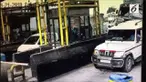 Sebuah truk pengangkut bir alami kecelakaan di India, sehingga menyebabkan hujan bir.
