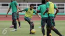 Gelandang Timnas Indonesia, Evan Dimas Darmono (tengah) saat latihan bersama jelang leg 1 Semifinal Piala AFF 2016 melawan Vietnam di Stadion Pakansari, Bogor, Selasa (29/11). Indonesia melakukan latihan tertutup. (Liputan6.com/Helmi Fithriansyah)