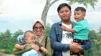 Foto keluarga Kang Cincau yang ramai di sosial media setelah mengunggah video perjalanan pernikahan mereka. (dok. Nur Fitriani)