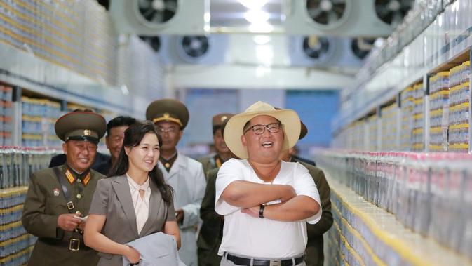 Ri Sol-ju (kiri) saat mendampingi suaminya, Pemimpin Korea Utara Kim Jong-un, blusukan ke pabrik makanan Korea Utara (KCNA)