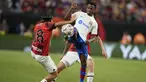 Penyerang Barcelona Ansu Fati menendang bola melewati penyerang AC Milan Luka Romero dalam laga pramusim Soccer Champions Tour 2023 di Allegiant Stadium, Las Vegas, Rabu (2/8/2023) siang WIB. (AP Photo/John Locher)