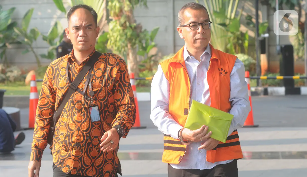 Mantan Direktur Utama PT Garuda Indonesia (Persero) Tbk Emirsyah Satar tiba di Gedung KPK untuk menjalani pemeriksaan, Jakarta, Rabu (4/12/2019). Emirsyah diperiksa sebagai tersangka dugaan suap pengadaan pesawat dan mesin dari Airbus dan Rolls-Royce ke PT Garuda Indonesia. (merdeka.com/Dwi Narwoko)