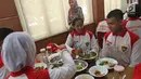 Sejumlah calon anggota Pasukan Pengibar Bendera (Paskibra) Nasional 2019 menikmati makan siang usai mengikuti latihan di PPPON Cibubur, Jakarta, Selasa (30/7/2019). Saat ini, 68 orang anggota Paskibraka nasional 2019 sedang menjalani pendidikan dan pelatihan intensif. (Liputan6.com/Herman Zakharia)