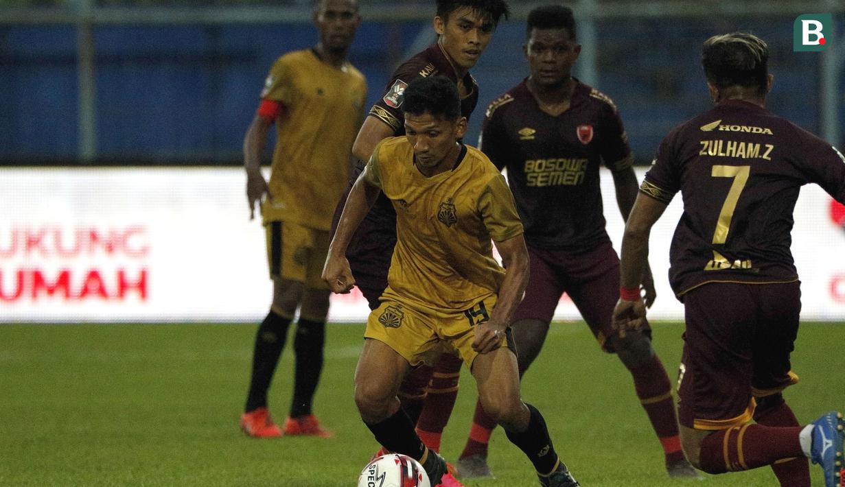 Pemain Bhayangkara Solo FC, TM Ichsan dijaga sejumlah pemain PSM Makassar dalam pertandingan matchday ke-2 Babak Penyisihan Grup B Piala Menpora 2021 di Stadion Kanjuruhan, Malang. Sabtu (27/3/2021). (Bola.com/Ikhwan Yanuar)