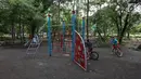 Anak-anak bermain sepeda di lapangan Taman Tebet, Jakarta Selatan, Selasa (8/1). Pemprov DKI Jakarta berencana merevitalisasi lima taman di ibu kota, salah satunya adalah Taman Honda yang berubah nama menjadi Taman Tebet. (Liputan6.com/Fery Pradolo)