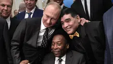 Presiden Rusia Vladimir Putin berfoto bersama legenda sepak bola Brasil, Pele (tengah) dan legenda Argentina, Diego Maradona (kanan) saat menghadiri undian Piala Dunia 2018 di Moskow, Rusia (1/12). (AFP Photo/Sputnik/Alexey Nikolsky)
