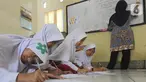 Sejumlah siswa kelas VI  Madrasah Ibtidaiyah Mathlaul Anwar Ciangsana belajar di lantai tanpa meja dan kursi pada bangunan majelis taklim, Tenjolaya, Kabupaten Bogor, Selasa(22/10/2019).  Kegiatan  dilakukan karena dua dari lima ruang kelas yang ada sudah rusak dan lapuk. (merdeka.com/Arie Basuki)