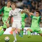 Gelandang Real Madrid, Toni Kroos  mencoba menghindari hadangan pemain Leganes pada pekan ke-11 La Liga 2019-2020 di Santiago Bernabeu,, Rabu (30/10/2019). Real Madrid tanpa ampun menghajar tamunya Leganes, 5-0. (AP/Bernat Armangue)