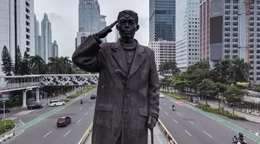 Foto udara memperlihatkan patung pahlawan nasional Jenderal Sudirman di tengah jalan yang biasanya ramai di Jakarta pada 1 Mei 2022, setelah orang-orang kembali ke kampung halaman untuk merayakan Idul Fitri yang menandai berakhirnya bulan suci Ramadhan. (AFP/Bay Ismoyo)