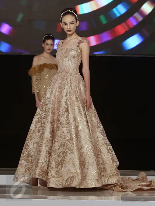 Model berpose saat membawakan busana rancangan Fetty Rusli dalam acara 'Infinite Wedding Moments' di kawasan Kuningan, Jakarta, Jumat (3/2). Peragaan tunggal  Fetty Rusli bertajuk Retromantic. (Liputan6.com/Herman Zakharia)