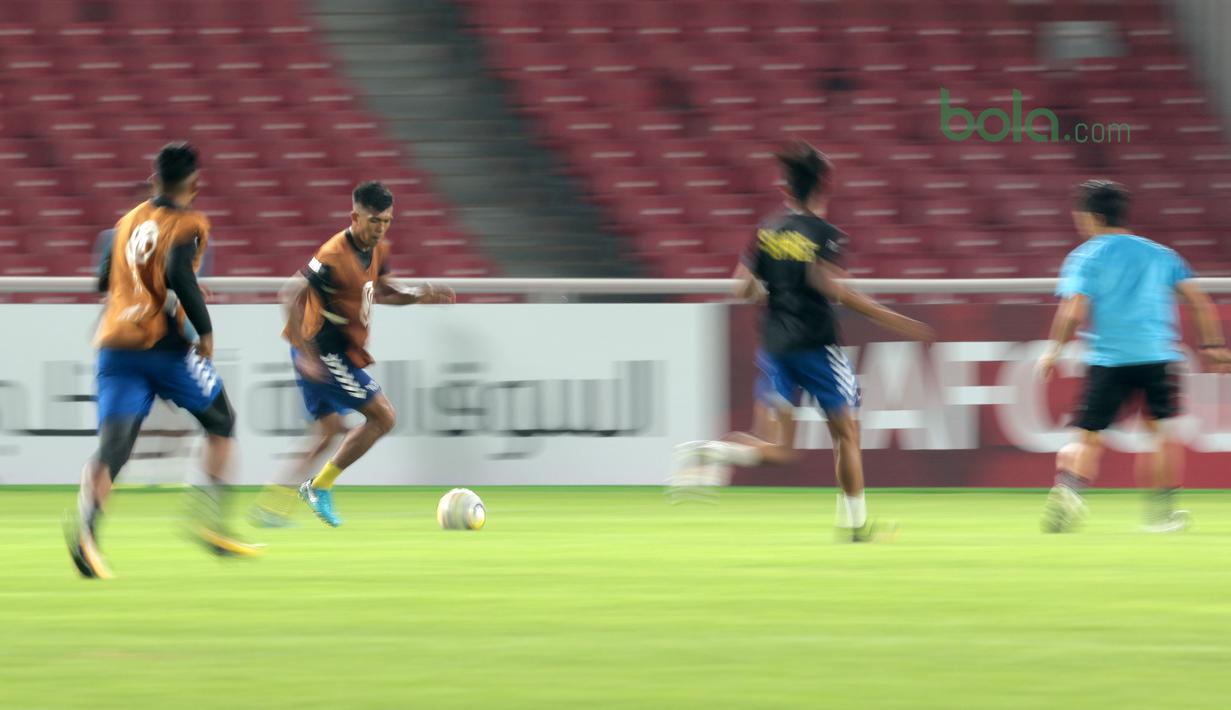 Pemain Tampines Rovers, Khairul Amri (2kiri) menggiring bola saat latihan jelang Piala AFC 2018 di Stadion Utama GBK, Senayan, Jakarta (27/2/2018). Tampines Rovers akan melawan Persija di Grup H. (Bola.com/Nick Hanoatubun)
