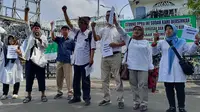 Guru dan wali murid demo di gedung DPRD Jabar