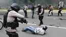 Seorang demonstran berhasil ditangkap polisi saat unjuk rasa di depan Gedung Mahkamah Konstitusi, Jakarta, Kamis (13/9). Aksi tersebut merupakan gladi resik simulasi pengamanan Pilpres 2019 yang digelar Polda Metro Jaya. (Liputan6.com/Fery Pradolo)