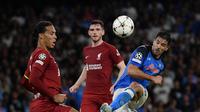 Virgil van Dijk jatuh bangun saat Liverpool kalah 1-4 dari Napoli di Liga Champions (AFP)