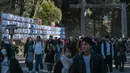 Pada hari pertama tahun baru, banyak penduduk setempat yang pergi ke wihara atau kuil untuk berdoa agar kesehatan, keberuntungan serta kesuksesan selalu menyertai di tahun mendatang. (Richard A. Brooks/AFP)