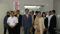 Presiden Jokowi dan rombongan saat menjenguk Wali Kota Risma di RSUD Dr Soetomo.