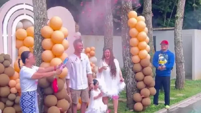 Potret Gender Reveal Anak Kedua Siti Badriah (credit: instagram/krisjianabah)