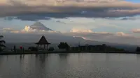 Anda bisa menikmati suana liburan yang berbeda dengan pemandangan indah di waduk Embung Banjaroya. Seperti apa? (foto: dok. Pertamina)