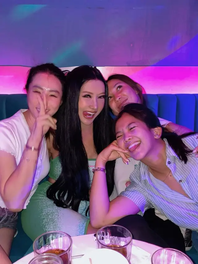 8 Potret Seru Lucinta Luna dengan Keluarga Boy William, Dianggap Saudara Sendiri
