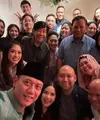Guruh Soekarno Putra anak dari Soekarno hadir mengenakan kemeja batik lengan panjang. Ia pun tampak masih awet muda. [@yennywahid]