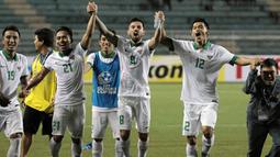 Para pemain Timnas Indonesia bergandengan tangan merayakan keberhasilan menaklukkan Singapura pada laga Piala AFF 2016 di Filipina, Jumat (25/11/2016). (Bola.com/Nicklas Hanoatubun)