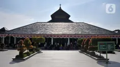 Suasana Masjid Agung Demak di Bintoro, Demak, Jawa Tengah, pada akhir Maret lalu. Masjid Agung Demak merupakan masjid kuno yang dibangun oleh Raden Patah dari Kerajaan Demak dibantu para Walisongo pada abad ke-15 Masehi. (merdeka.com/Iqbal S. Nugroho)